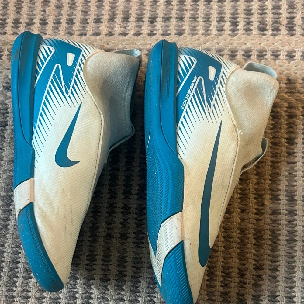 Nike Kids indoor soccer shoes - Picture 3 of 3